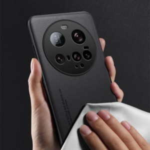 Coque antichoc cuir PU et fibre de carbone pour Xiaomi 15 Ultra rouge