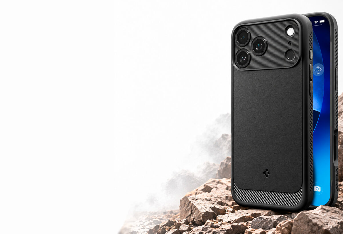 Coque Spigen pour iPhone, photographiée sur la roche